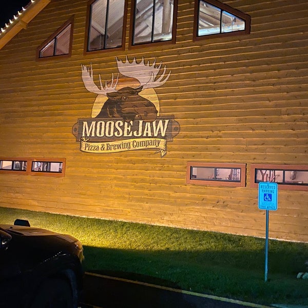 Foto scattata a Moosejaw Pizza &amp; Dells Brewing Co da Kristal K. il 9/23/2020