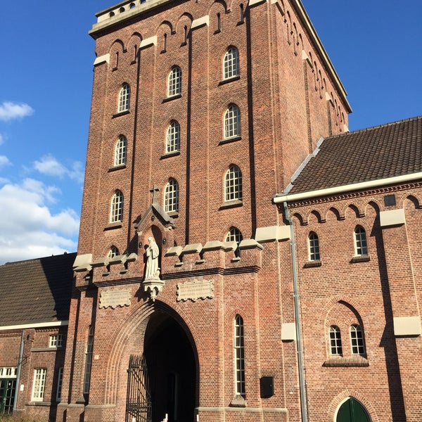 Photo taken at Bierbrouwerij de Koningshoeven - La Trappe Trappist by Raymond D. on 9/27/2015