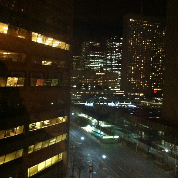 รูปภาพถ่ายที่ Marriott Downtown at CF Toronto Eaton Centre โดย Michael V. เมื่อ 4/5/2013