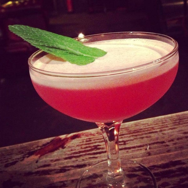 Das Foto wurde bei Manero&#39;s Cocktail Bar von Manero&#39;s Cocktail Bar am 5/10/2015 aufgenommen