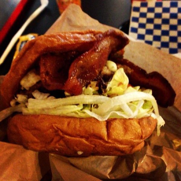 รูปภาพถ่ายที่ Blue Moon Burgers Fremont โดย moto m. เมื่อ 6/5/2013