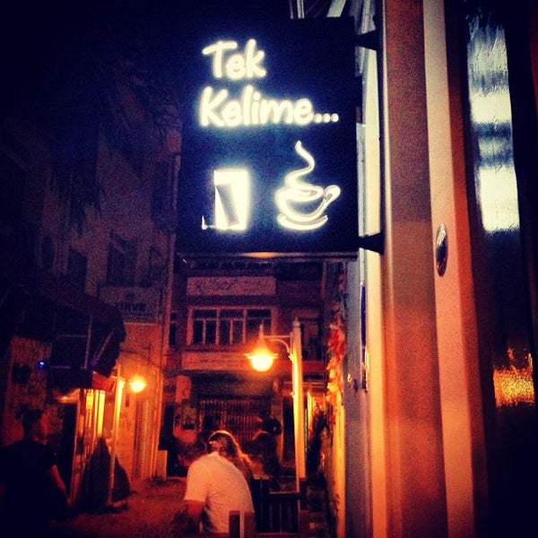 รูปภาพถ่ายที่ Tek Kelime โดย Emrah B. เมื่อ 6/16/2013