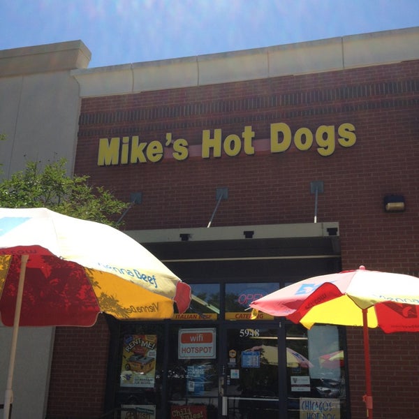 รูปภาพถ่ายที่ Mike&#39;s Chicago Hot Dogs โดย Billy H. เมื่อ 6/14/2013