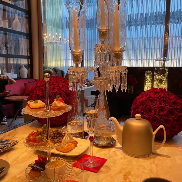 Simply impeccable service, experience. Lounge area reminiscent of a jewelry box. Afternoon tea service opulently curated by chef Gabriel Kreuther. A feast for all senses. Excellent people-watching.