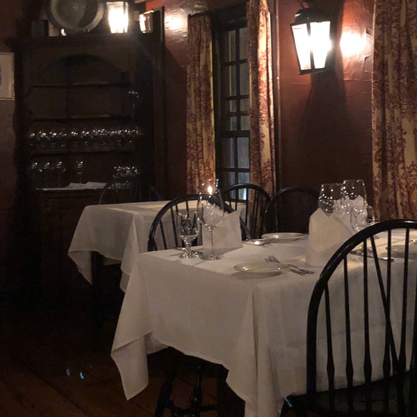 Special place. Oldest tavern in the country. Warm and cozy interiors. Order locally sourced products on the menu. Oysters, scallops, Brussels sprouts were standouts.