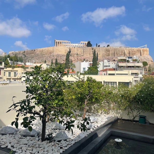 Excellent location in a quiet area of the Plaka. Comfortable amenities, spacious common areas. Highlight is the rooftop with a wonderful view of the Acropolis. Would return without hesitation.