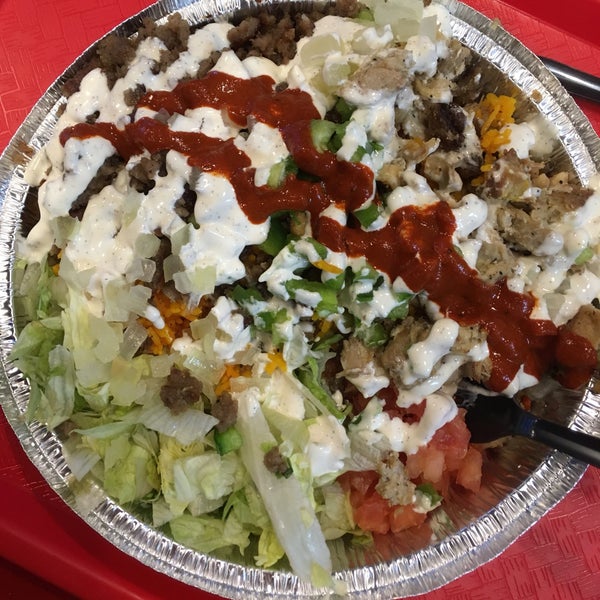 Photo taken at The Halal Guys by Lucy Xu on 12/30/2017