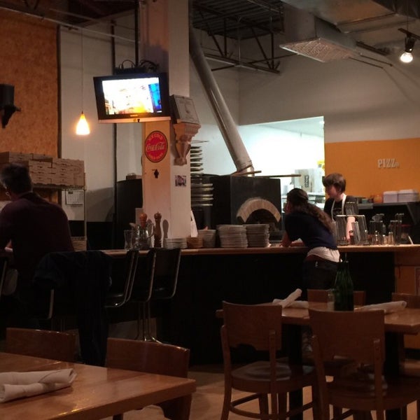 4/2/2015에 Jeff N.님이 Proto&#39;s Pizza - Longmont에서 찍은 사진