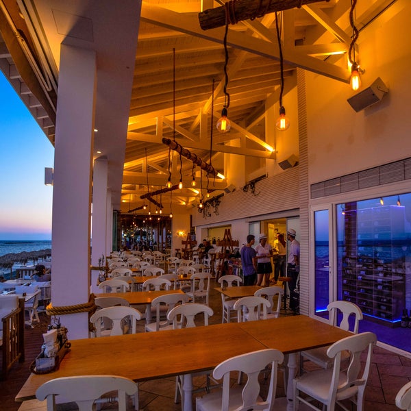 Foto diambil di La Isla Beach Bar Restaurant oleh La Isla Beach Bar Restaurant pada 11/26/2018