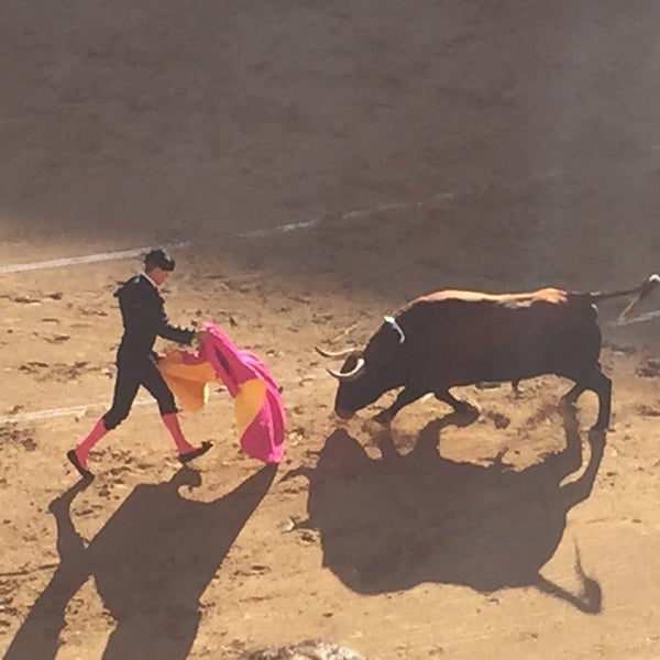 รูปภาพถ่ายที่ Las Ventas Tour โดย Jungsik C. เมื่อ 5/22/2015