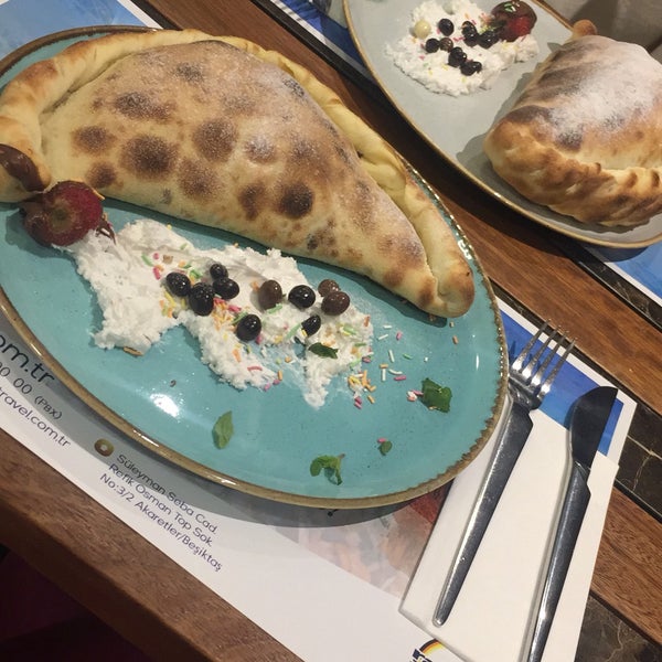Das Foto wurde bei Emporio Pizza &amp; Pasta von Serra Ç. am 11/21/2018 aufgenommen