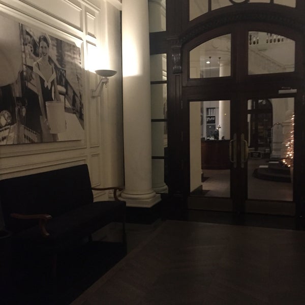 รูปภาพถ่ายที่ Hotel Granvia โดย Luis J. เมื่อ 12/13/2015