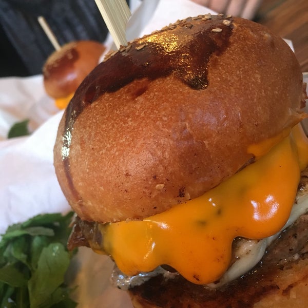 Снимок сделан в Piper Cub Burger&amp;Steak пользователем Jananism 2/17/2018