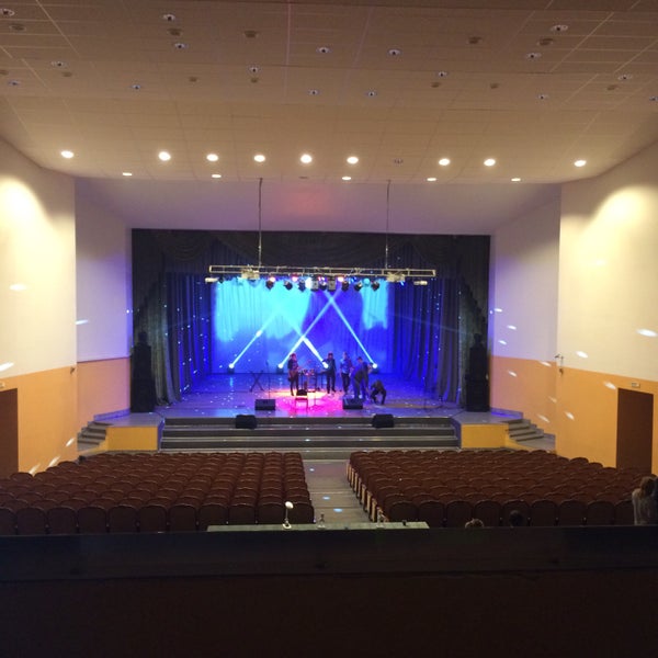 Коломенская 25 дк правобережный. Дк правобережный красноярск. Зал дворца культуры комбайностроителей красноярск. Правобережный городской дворец культуры. Дк правобережный спб.