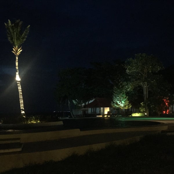 Foto tirada no(a) Buri Beach Resort por Olive O. em 10/4/2015