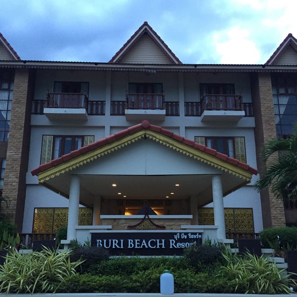 Foto tirada no(a) Buri Beach Resort por Olive O. em 10/8/2015