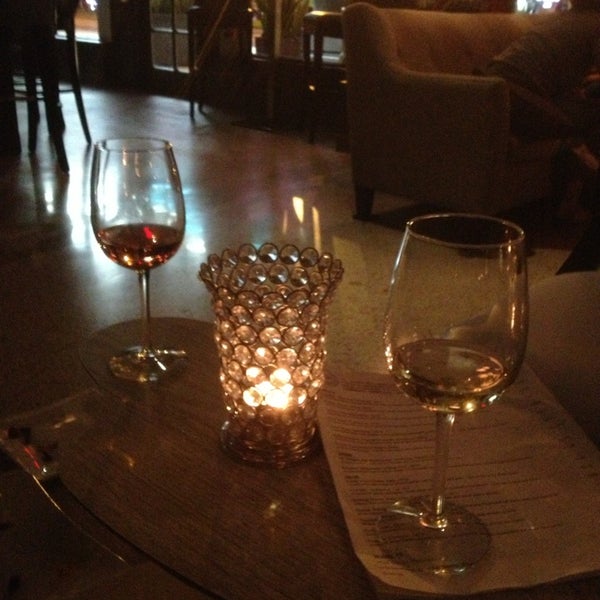 Foto scattata a Chill Wine Lounge  **CLOSED** da Roxy B. il 8/20/2013