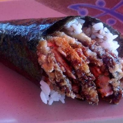 Tradicional restaurante japonês de Caraguá, bom pra tanto de dia quanto de noite. Pratos feitos com peixe fresquinho! Experimente o Temaki Hot Roll, é divino!