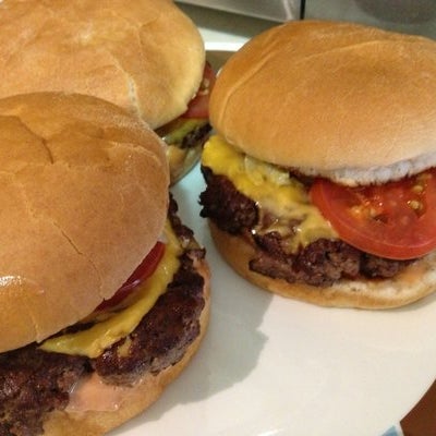 Das Foto wurde bei Fresh Burger von Fresh Burger am 5/13/2015 aufgenommen