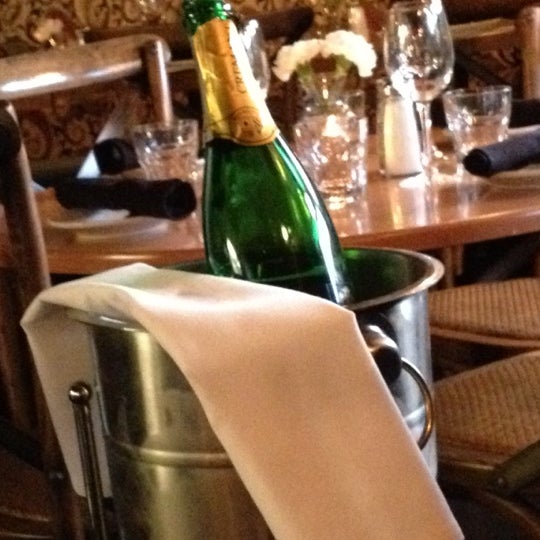 Das Foto wurde bei Petite Chou Bistro and Champagne Bar von cognetic c. am 12/13/2012 aufgenommen