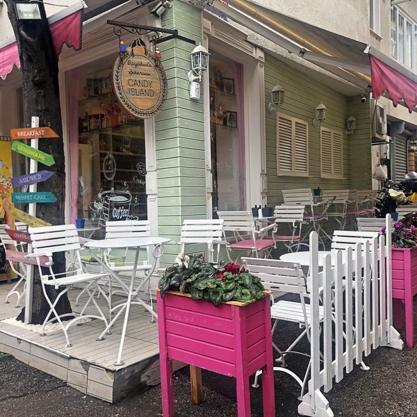 Снимок сделан в Büyükada Bistro Candy Garden пользователем Romina J. 3/30/2021