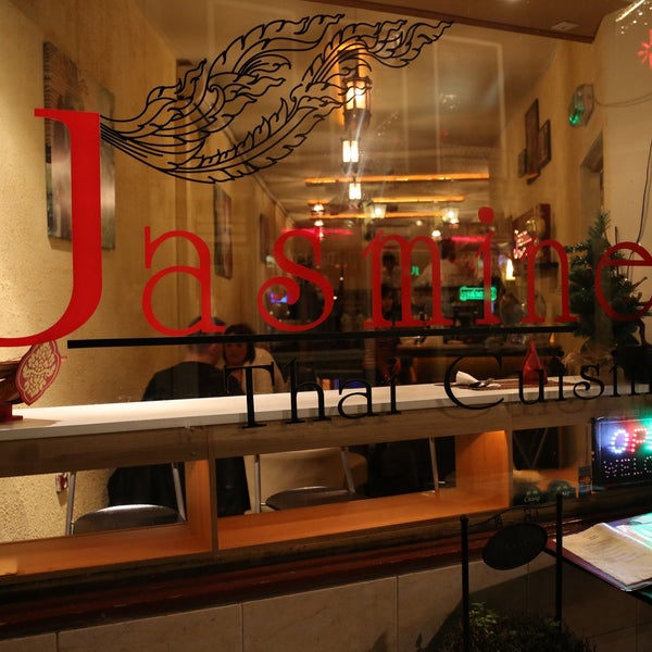 5/13/2015 tarihinde Jasmine Thai Cuisineziyaretçi tarafından Jasmine Thai Cuisine'de çekilen fotoğraf