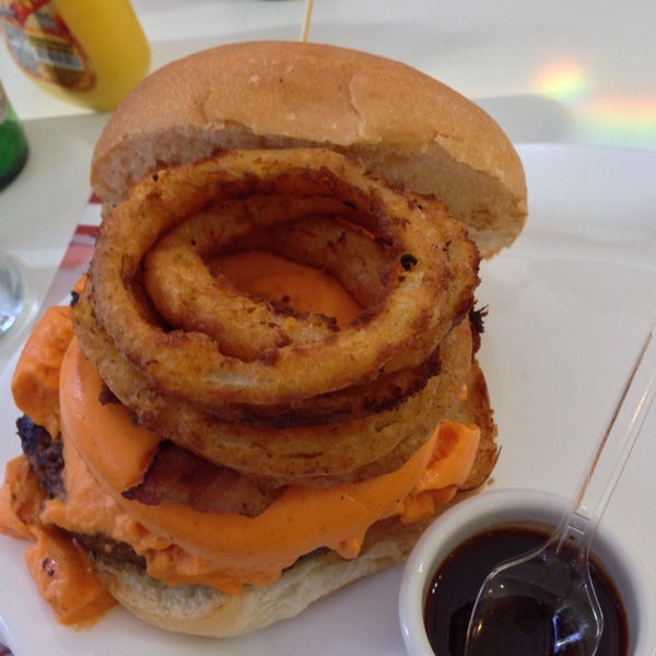 Photo taken at Mama&#39;s Burger by Flavio M. on 8/1/2013