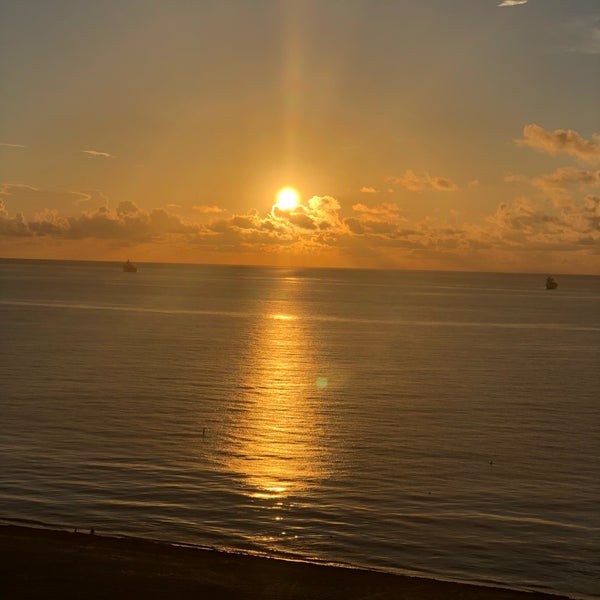Снимок сделан в Fort Lauderdale Marriott Harbor Beach Resort &amp; Spa пользователем Adrienne B. 7/11/2018