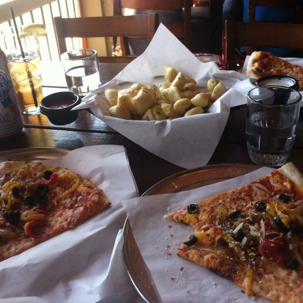 Снимок сделан в Ernie&#39;s Bar &amp; Pizza пользователем Rachel M. 9/20/2014