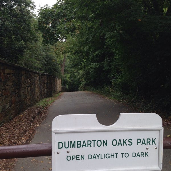 Foto tirada no(a) Dumbarton Oaks Park por Virath P. em 9/28/2013