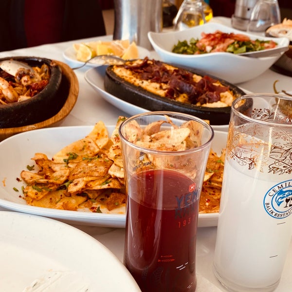 Foto diambil di Cemil Baba Balık Restaurant oleh Büşra pada 11/13/2021