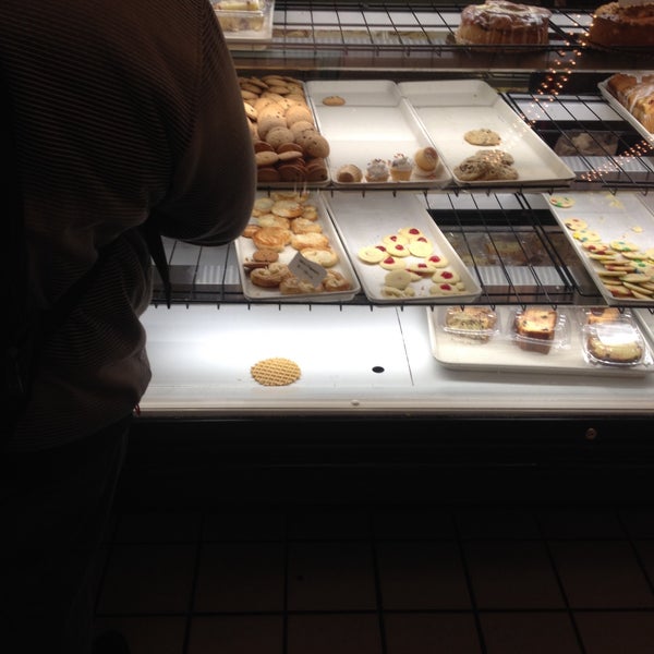 2/3/2015にDeez K.がTiffany&#39;s Bakeryで撮った写真