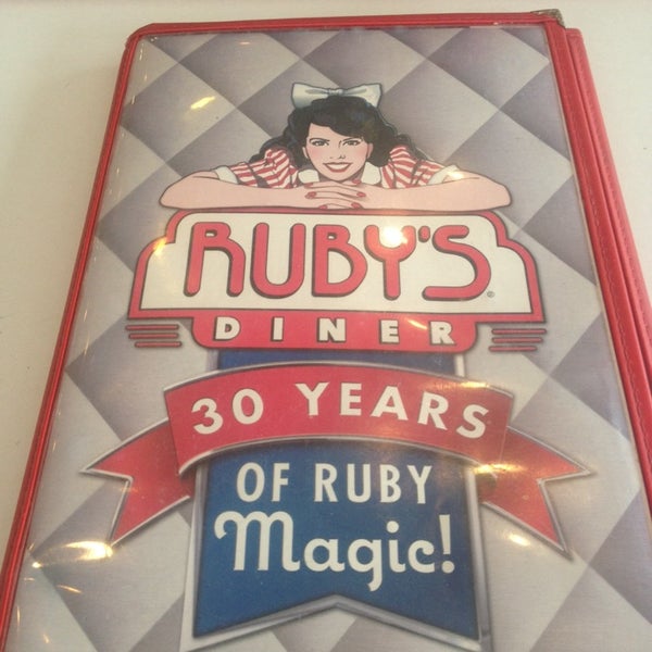 Foto diambil di Ruby&#39;s Diner oleh Deez K. pada 3/7/2014