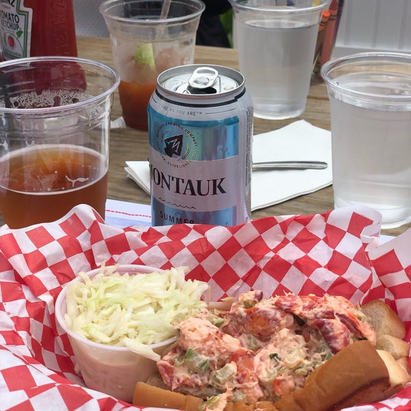 Foto scattata a The Lobster Roll Restaurant da Tommy A. il 5/17/2019