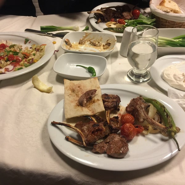 Foto tirada no(a) Dombili Köfte Yemek Kebab por Cihan em 4/3/2017