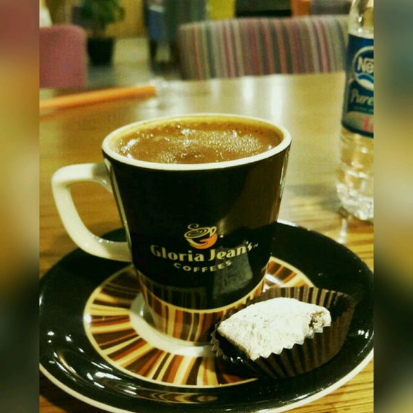 Photo taken at Gloria Jean&#39;s Coffees by Sude A. on 8/9/2016