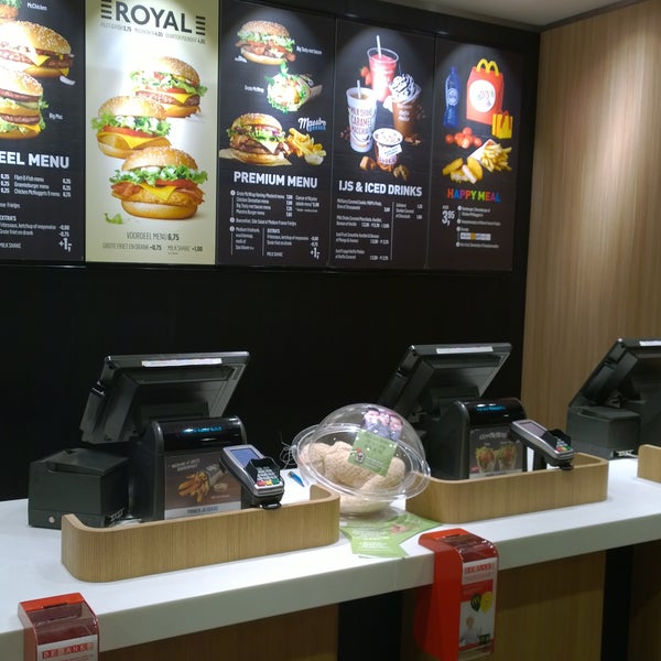 รูปภาพถ่ายที่ McDonald&#39;s โดย Remco J. เมื่อ 1/5/2016