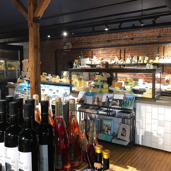 Foto diambil di Dedalus Wine Shop oleh Lina pada 7/20/2021