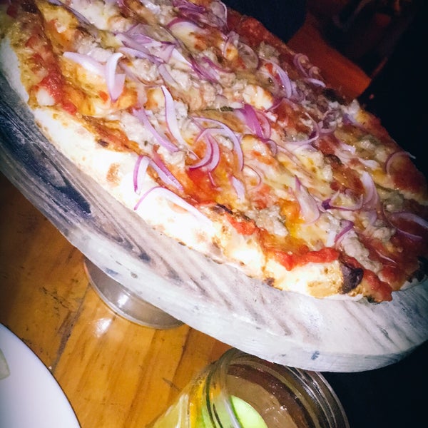 Deliciosa la pizza de salchicha Italiana y la bebida de Sangría blanca 🥰🍕🍹😋 (Un lugar muy acogedor me encanto)