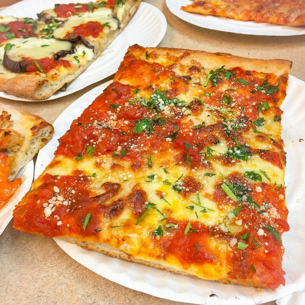 Foto tomada en Ben&#39;s Pizzeria  por Brian H. el 8/28/2015