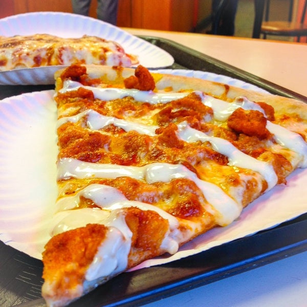 5/23/2014에 Brian H.님이 VI Pizza에서 찍은 사진