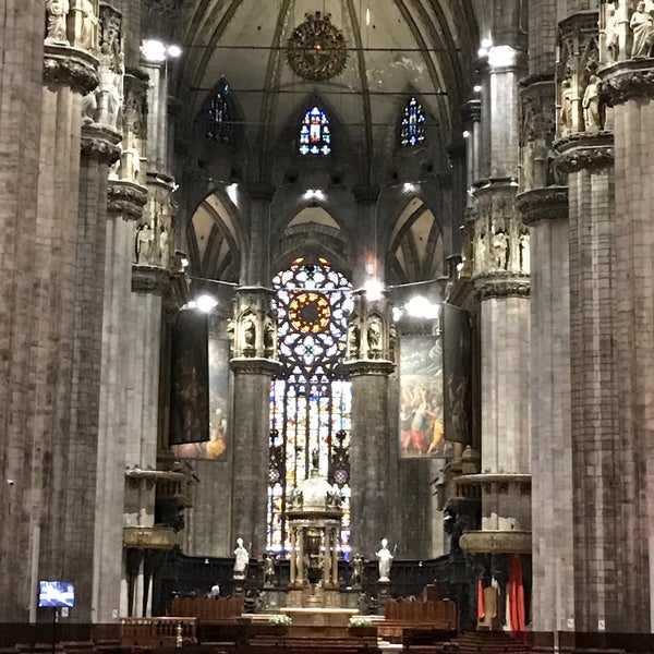 Foto diambil di Duomo di Milano oleh P P. pada 6/8/2017