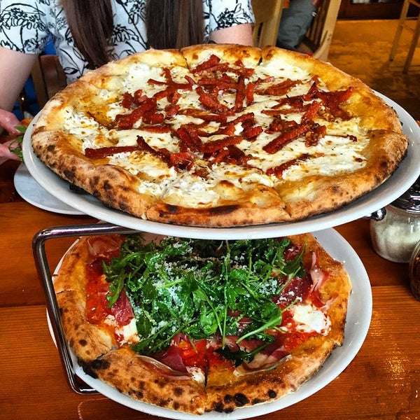 Foto tirada no(a) Frank&#39;s Pizza Napoletana por Mark C. em 5/29/2015