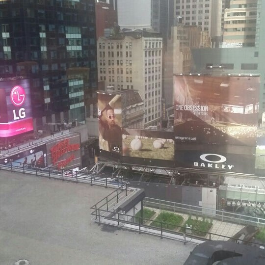 Курт кобейн мтв концерт. Mtv здание. Курт кобейн мтв концерт. Broadway население. Нирвана концерт мтв.