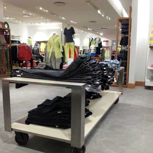 GAP Clothing Store in Westlake