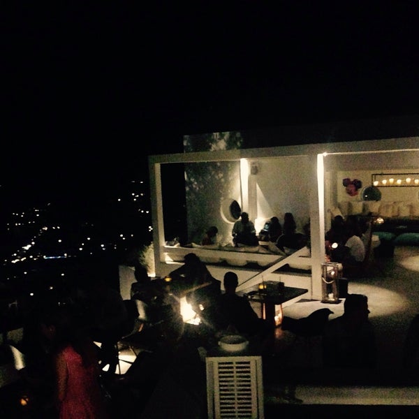 Photo prise au Ios Club - sunset cocktail bar par ᴡ P. le8/19/2015