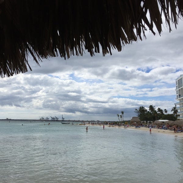 รูปภาพถ่ายที่ Pelicano Beach Club โดย Liliana R. เมื่อ 12/27/2014