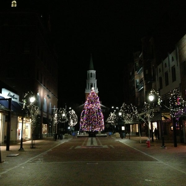 รูปภาพถ่ายที่ Burlington Town Center โดย Chris เมื่อ 12/23/2012