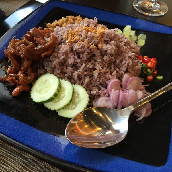 Photo taken at Sawadee Thai Cuisine by Tomomi I. on 8/15/2015