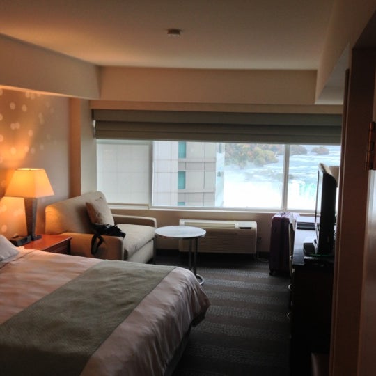 Foto diambil di Radisson Hotel &amp; Suites Fallsview, ON oleh Robin S. pada 10/11/2012